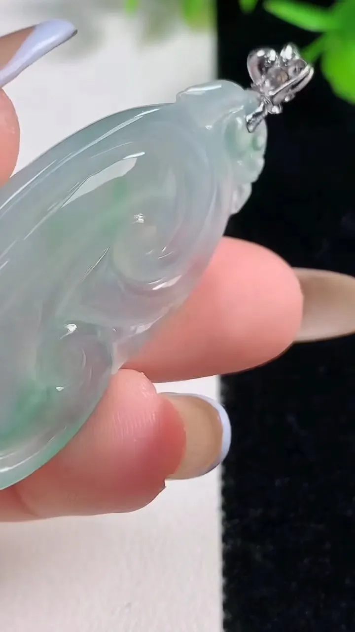 天然A货翡翠如意吊坠，尺寸43-22-6.3，重量:11.63g
11月11日