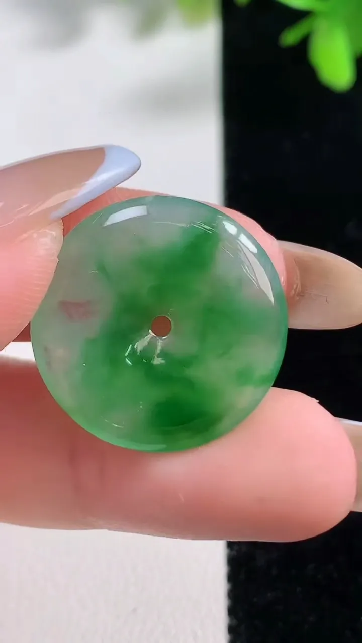 天然A货翡翠平安扣吊坠，尺寸22-3.2，重量:3.34g
11月11日