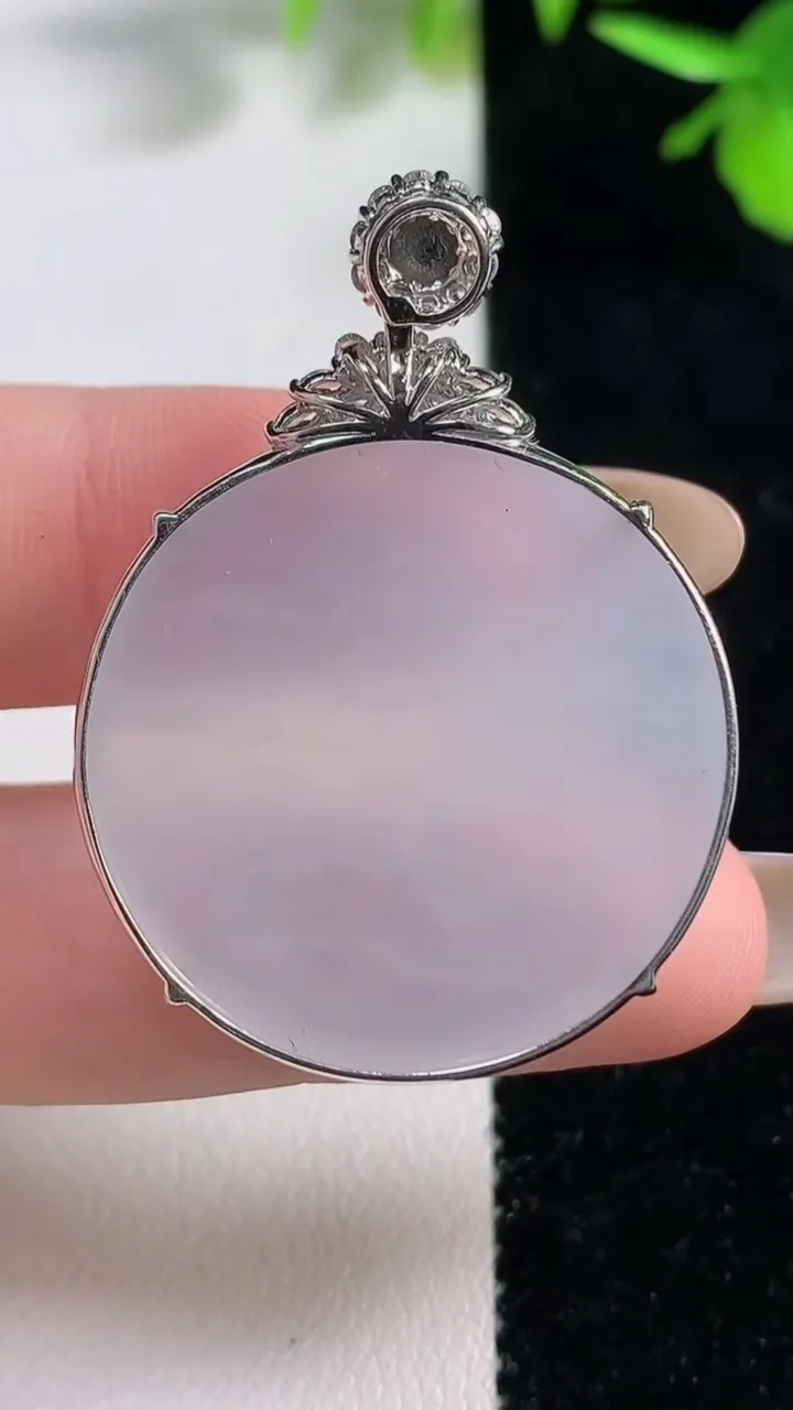 天然A货翡翠种白冰无事牌吊坠，尺寸29.6-5.7，重量:12.77g
11月11日