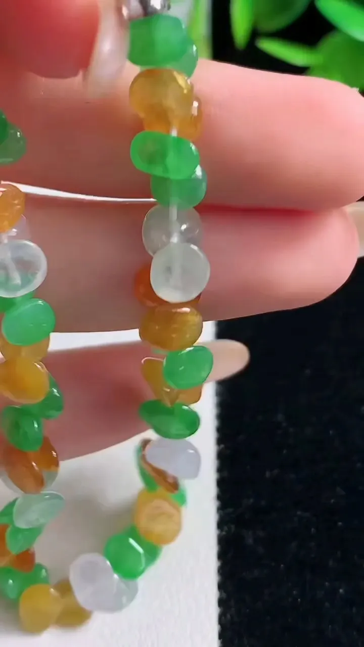 天然A货翡翠种三彩莲蓬手串58颗，尺寸6-4.8-3.3，重量:10.78g11月11日
工厂直销收藏佳品,种好水足，色泽均匀，有种有色，上手高大气！