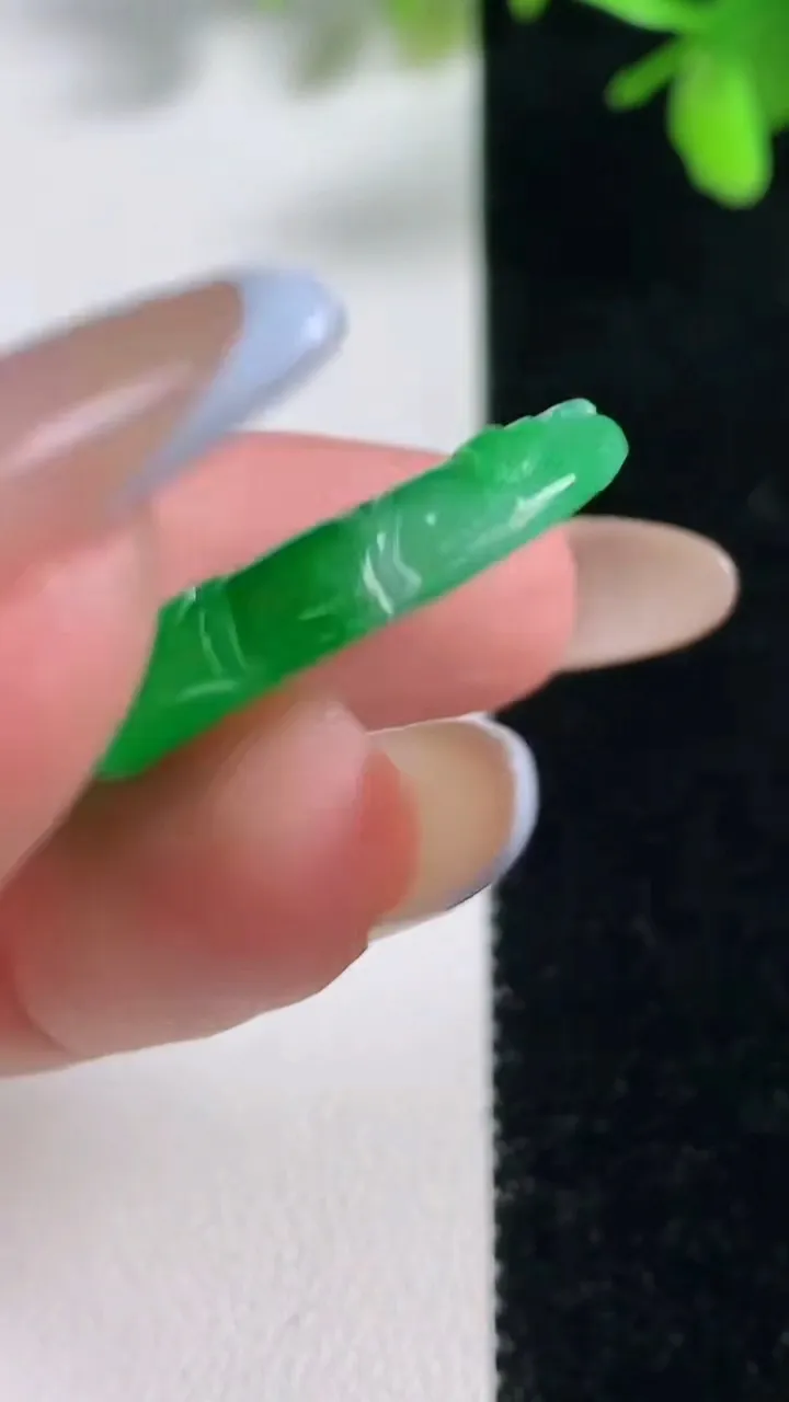 天然A货翡翠和和美美 荷叶鱼吊坠，尺寸35-19.4-4.5，重量:6.58g
11月11日