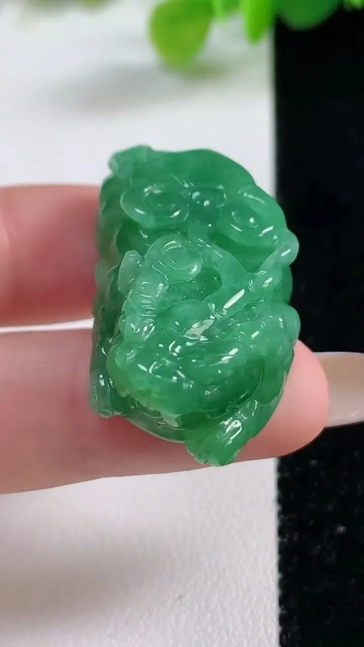 天然A货翡翠貔貅吊坠，尺寸35.4-18-12.2，重量:16.98g
11月11日