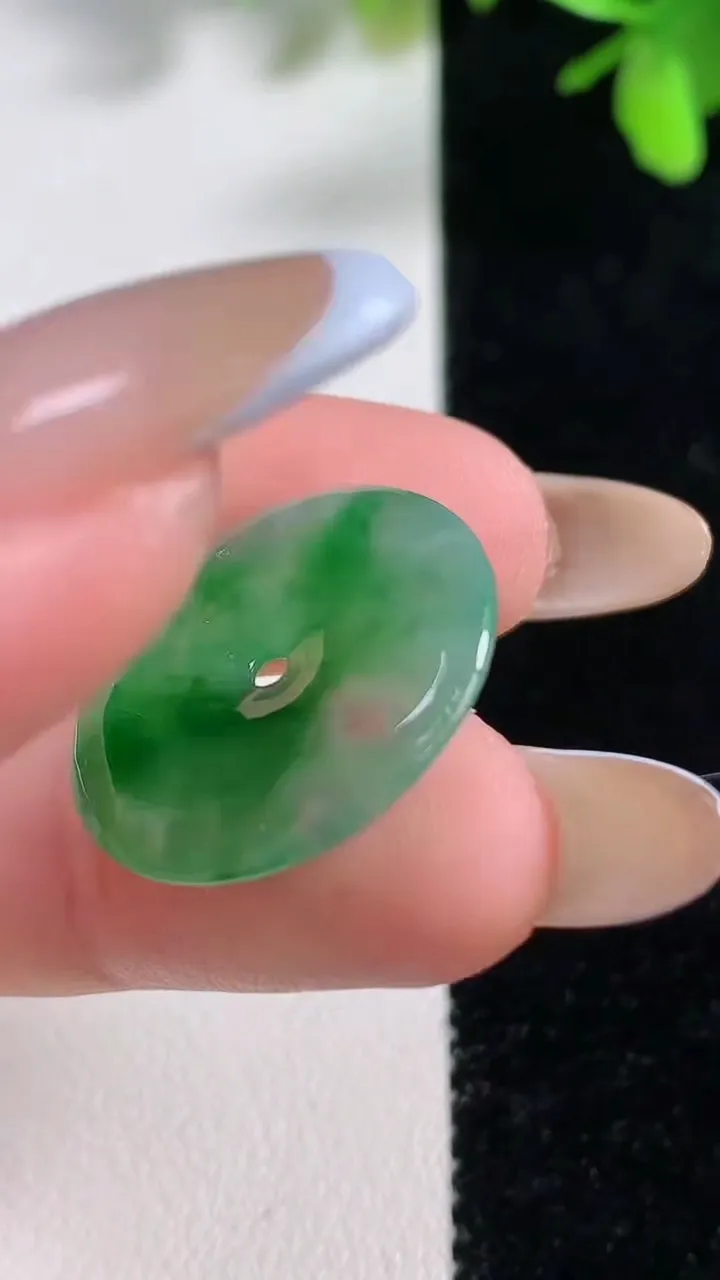 天然A货翡翠平安扣吊坠，尺寸22-3.2，重量:3.34g
11月11日