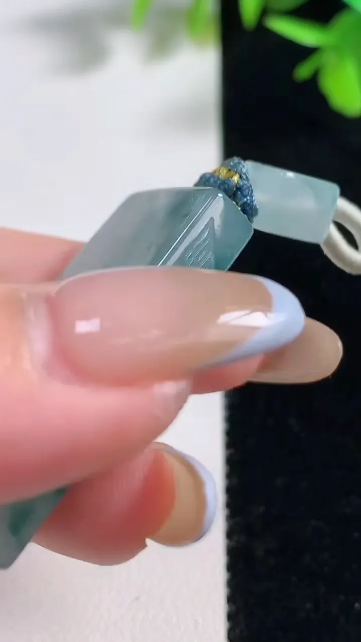 天然A货翡翠冰种飘花无事牌吊坠，尺寸38-22-6，重量:17.08g
11月11日