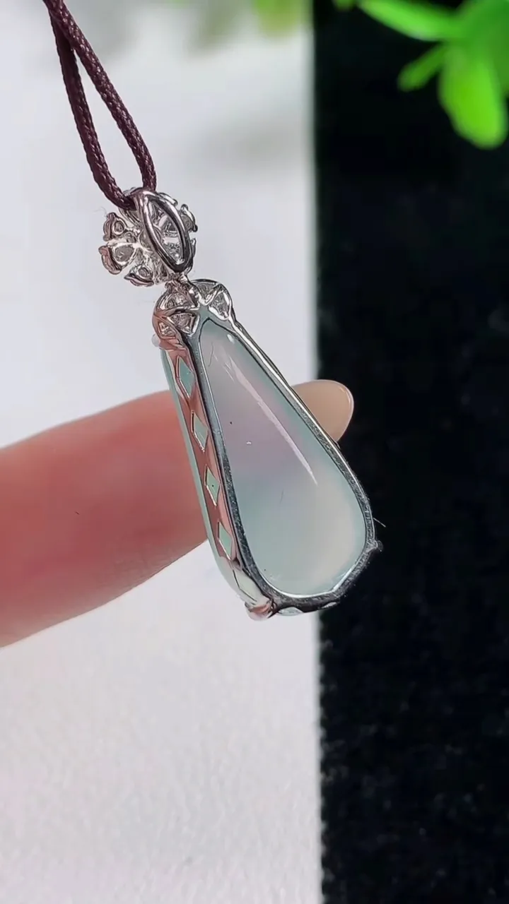 天然A货翡翠福瓜吊坠，尺寸28.6-20.5-10.6-6，重量:2.92g
11月11日