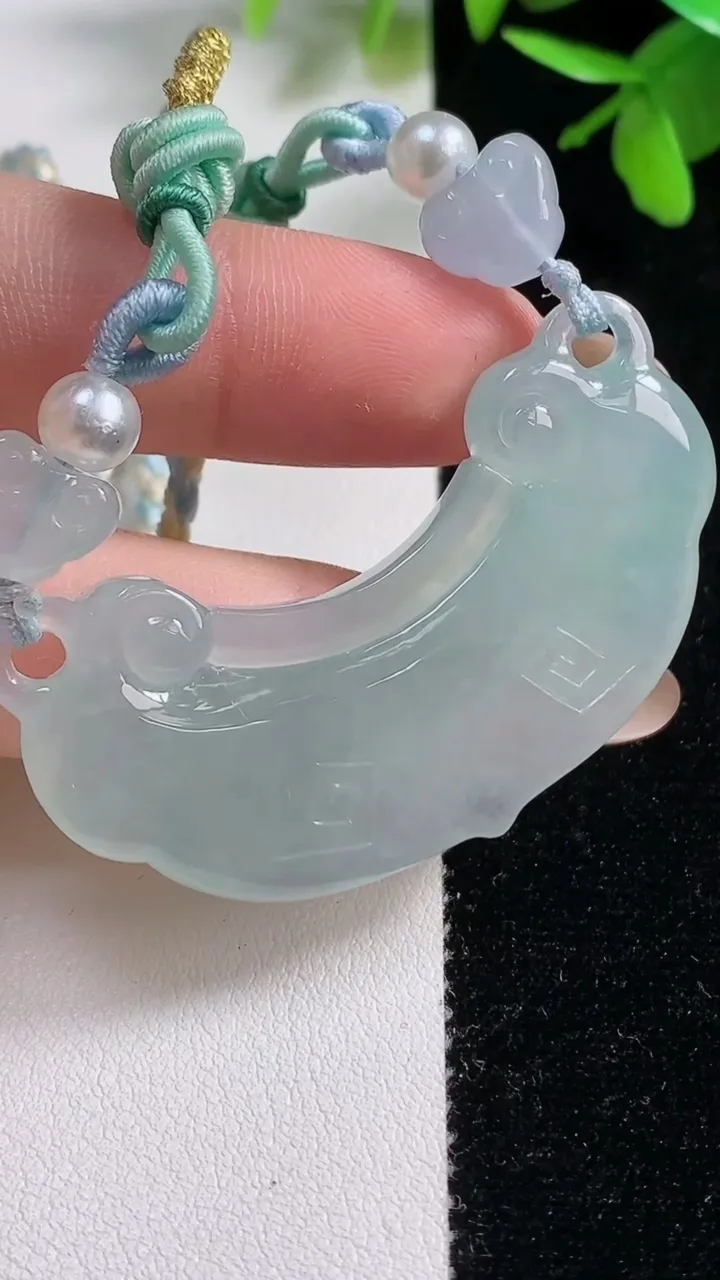 天然A货翡翠如意锁吊坠，尺寸51.7-19.7-5.5，重量:20.22g
11月11日