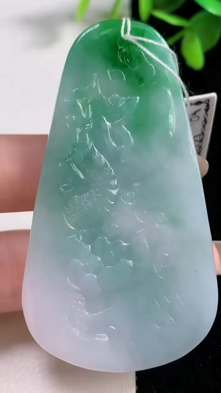 天然A货翡翠祥龙观音菩萨吊坠，尺寸68.2-38.6-5，重量:27.07g
11月11日