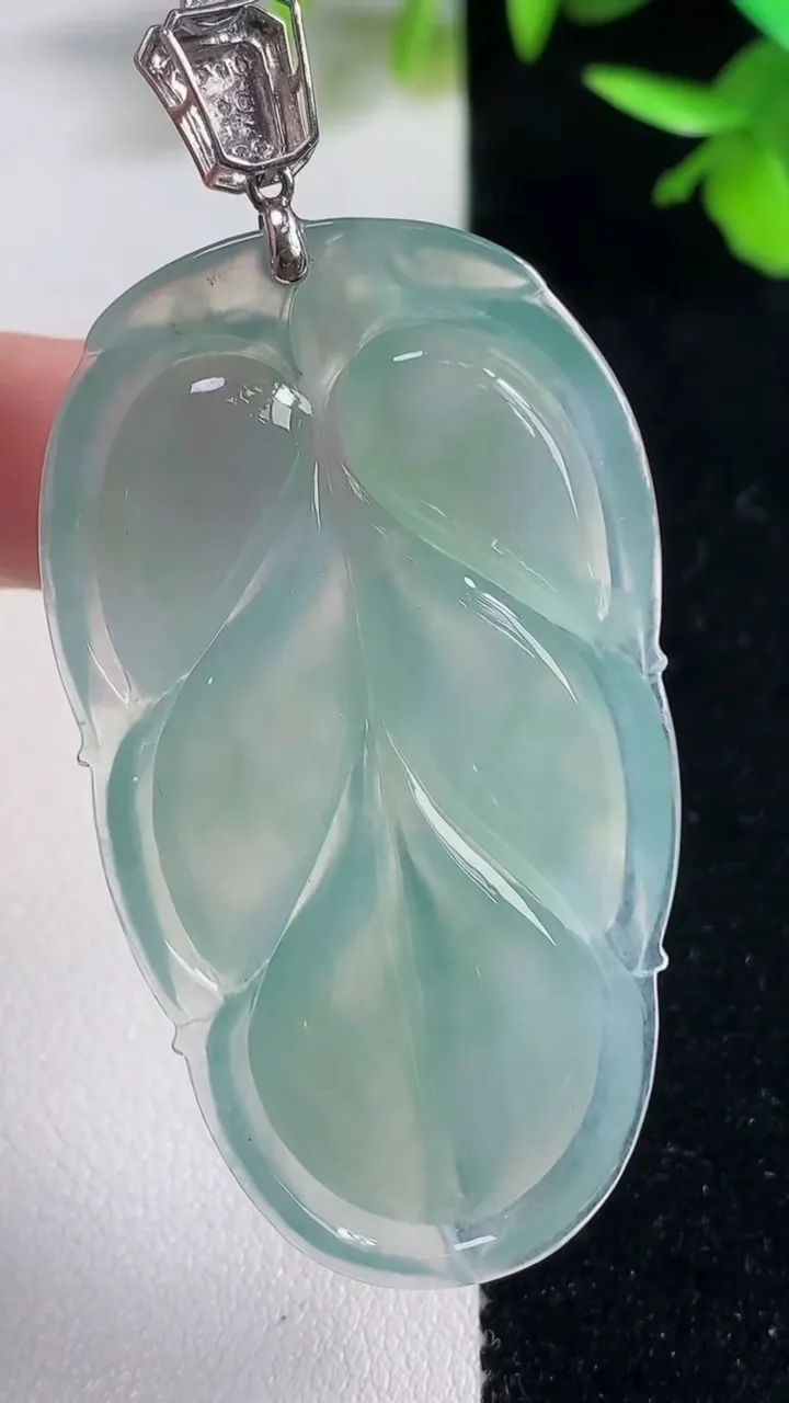 天然A货翡翠金枝玉叶 叶子吊坠，尺寸51.8-29-5.7，重量:15.34g
11月11日