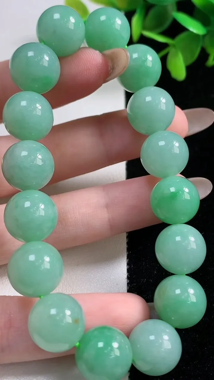 天然A货翡翠圆珠手串16颗，尺寸12.2，重量:52.52g11月11日
工厂直销收藏佳品,种好水足，色泽均匀，有种有色，上手高大气！