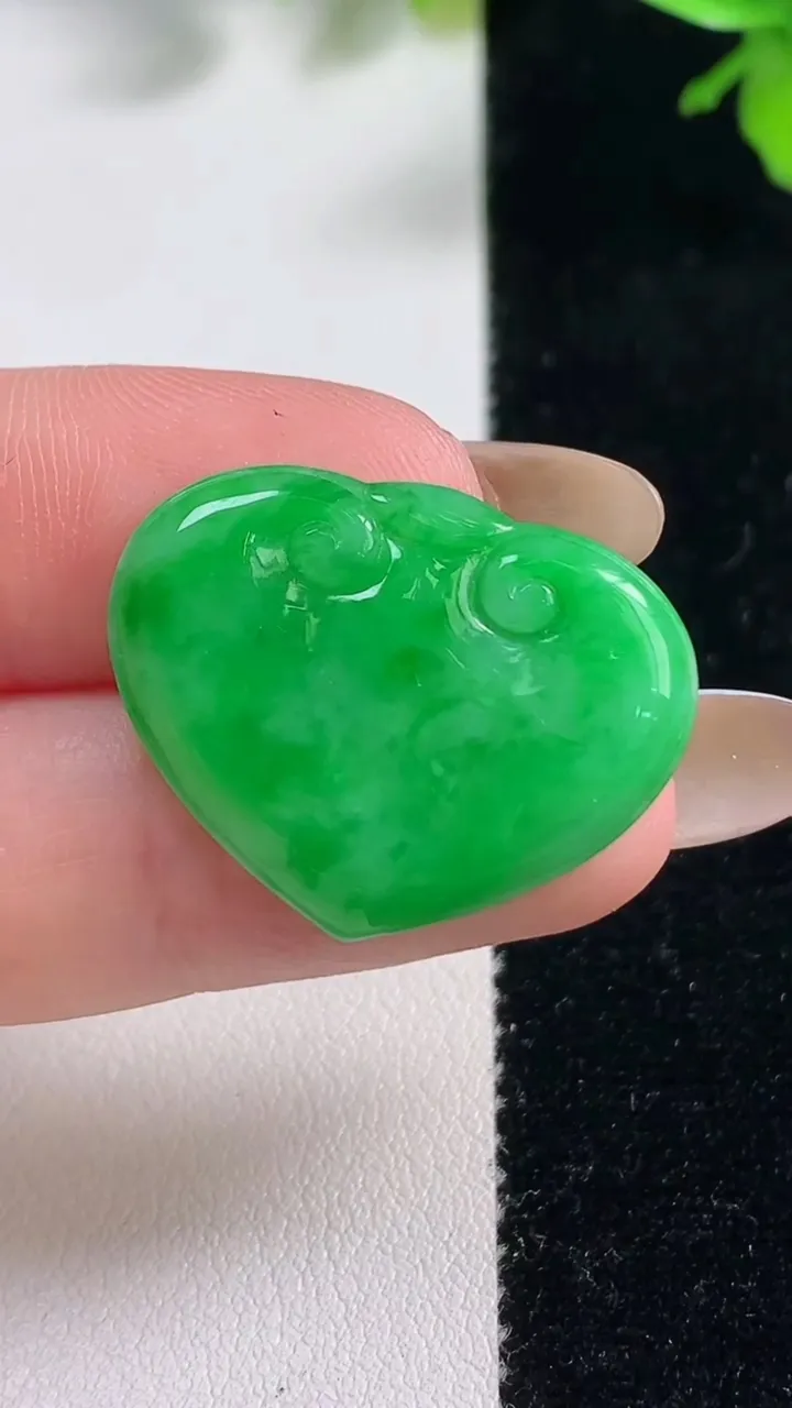 天然A货翡翠如意头吊坠镶嵌件，尺寸20.6-26.5-2.8，重量:3.39g
11月11日