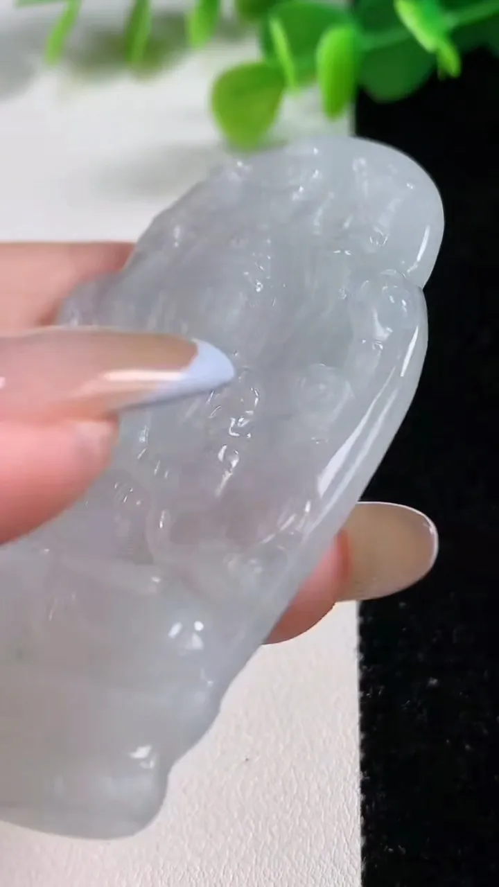 天然A货翡翠千手观音菩萨吊坠，尺寸68.2-41-6，重量:33.60g
11月11日