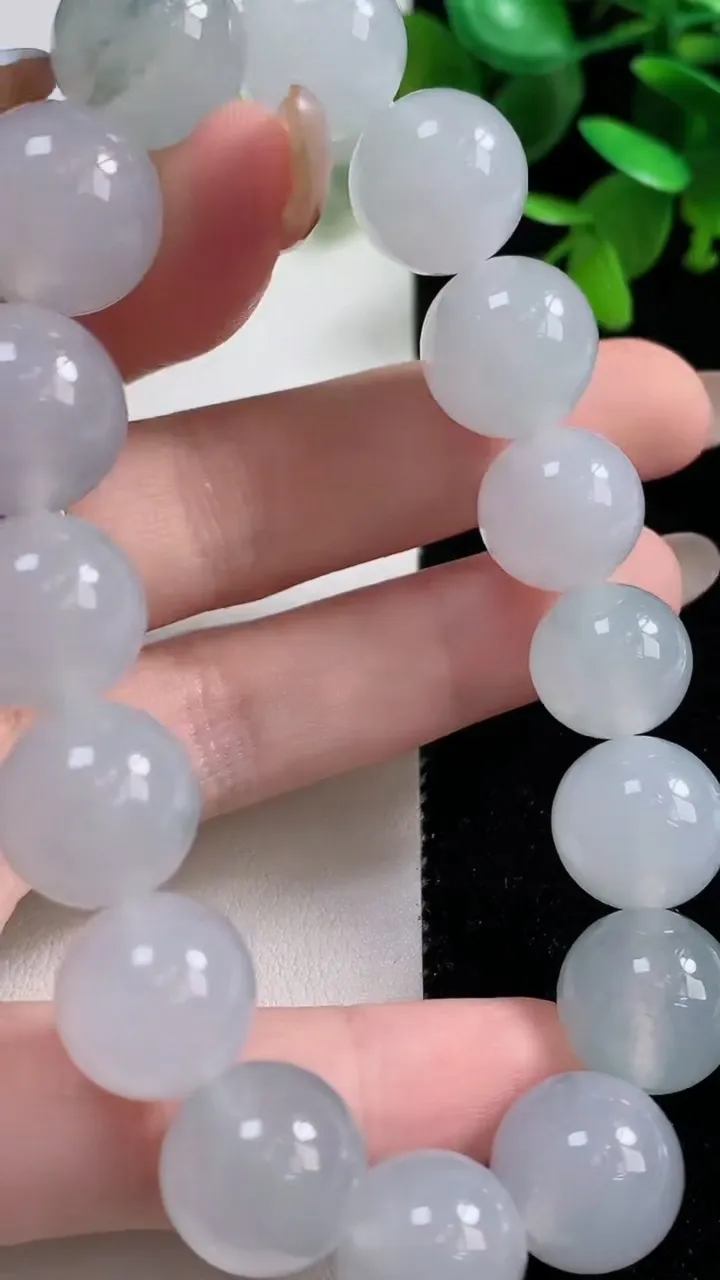 天然A货翡翠种飘花圆珠手串16颗，尺寸13.5，重量:64.26g11月11日
工厂直销收藏佳品,种