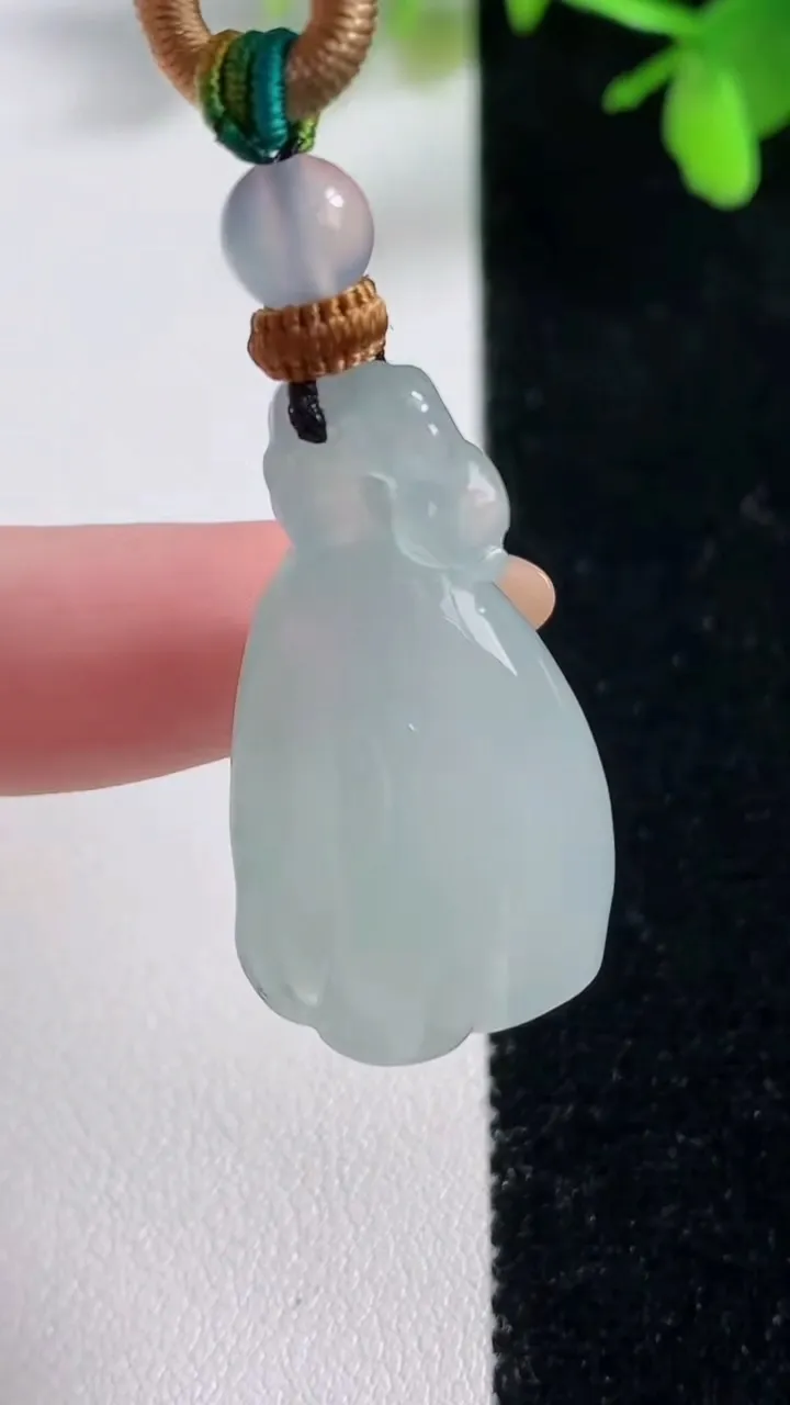 天然A货翡翠莲蓬吊坠，尺寸33.6-18-9.6，重量:12.16g
11月11日