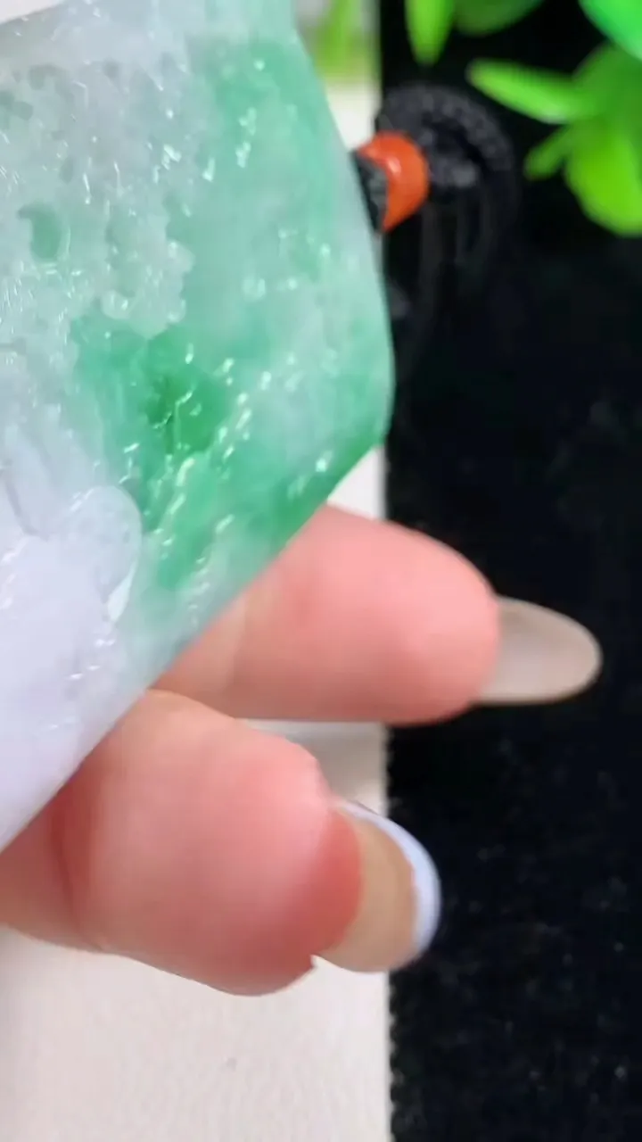 天然A货翡翠山水牌吊坠，尺寸60-38-13，重量:61.45g
11月11日