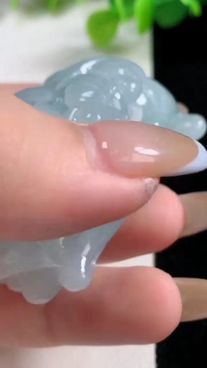 天然A货翡翠貔貅吊坠 手把件，尺寸49.4-28-26.4，重量:74.80g
11月11日