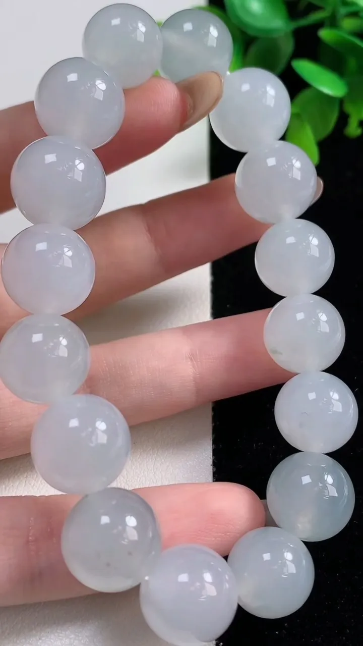 天然A货翡翠种飘花圆珠手串16颗，尺寸13.5，重量:64.26g11月11日
工厂直销收藏佳品,种好水足，色泽均匀，有种有色，上手高大气！