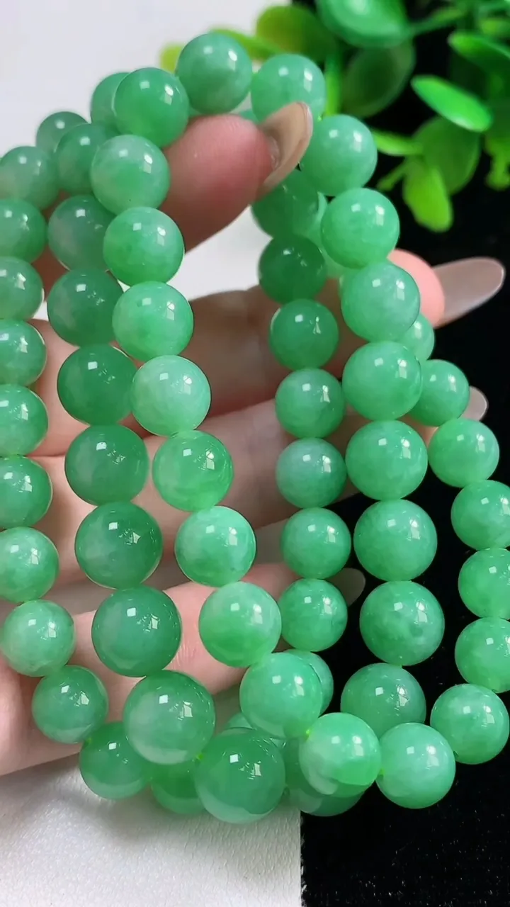 天然A货翡翠圆珠项链67颗，尺寸7，重量:65.24g11月11日
工厂直销收藏佳品,种好水足，色泽均匀，有种有色，上手高大气！