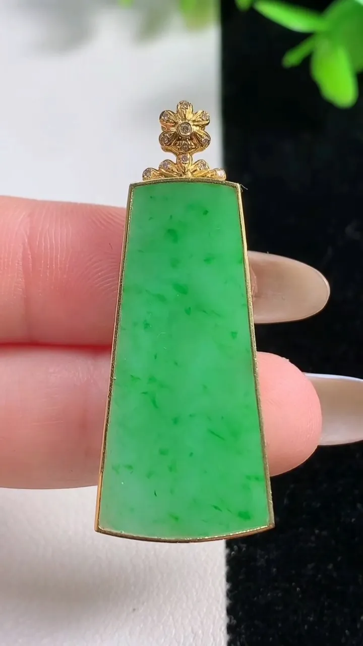 天然A货翡翠无事牌吊坠，尺寸35.3-17.4-3.2，重量:5.38g
11月11日