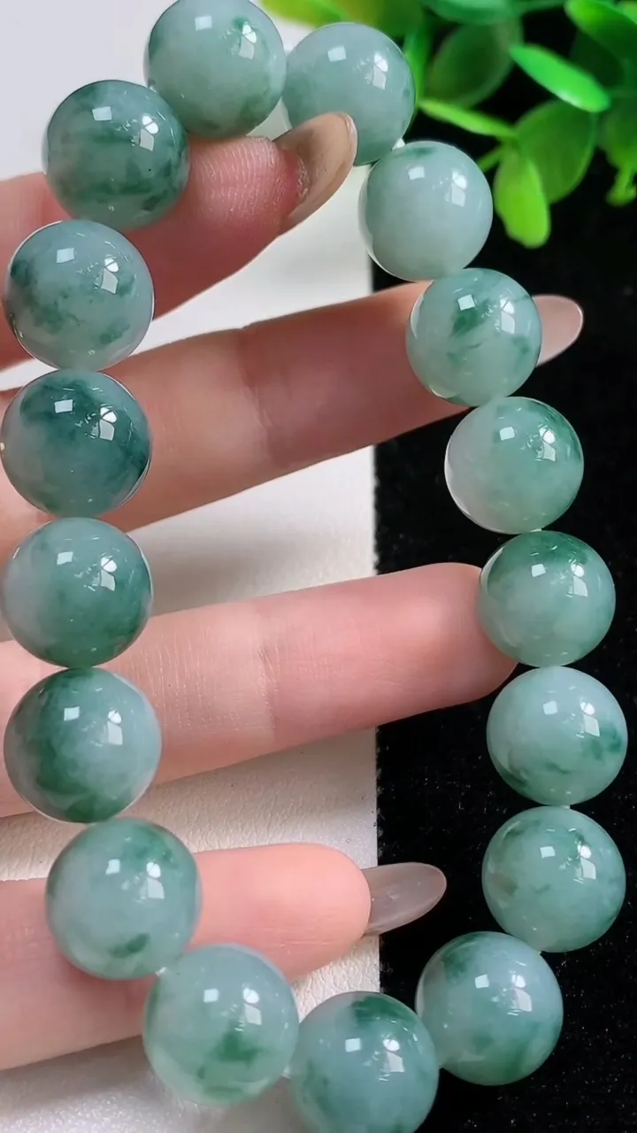 天然A货翡翠种飘花圆珠手串17颗，尺寸11.8，重量:49.94g11月11日
工厂直销收藏佳品,种好水足，色泽均匀，有种有色，上手高大气！