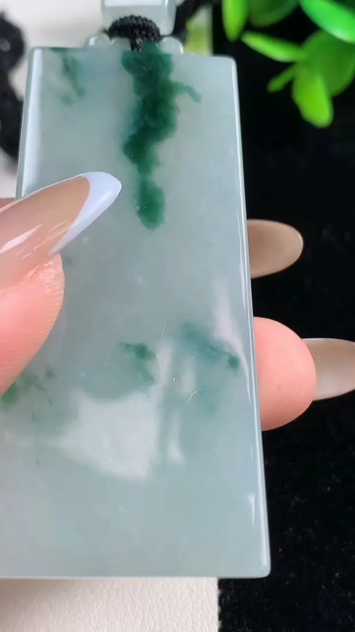 天然A货翡翠冰种飘花无事牌吊坠，尺寸62.3-28.3-6.2，重量:38.10g
11月11日