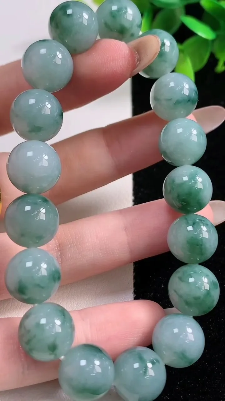天然A货翡翠种飘花圆珠手串17颗，尺寸11.8，重量:49.94g11月11日
工厂直销收藏佳品,种好水足，色泽均匀，有种有色，上手高大气！