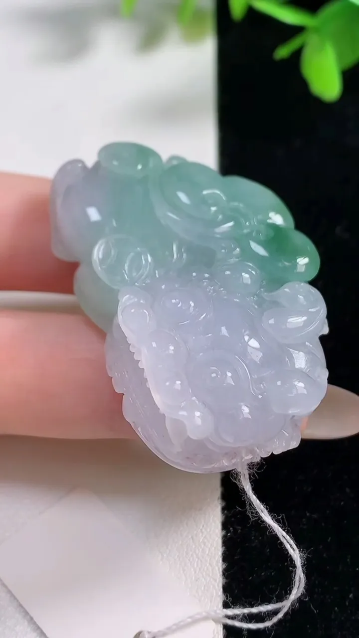 天然A货翡翠霸王貔貅吊坠，尺寸47.4-28.2-12.5，重量:35.54g
11月11日