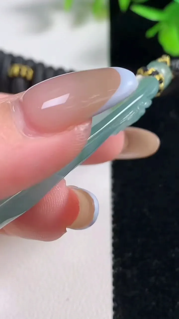 天然A货翡翠冰种飘花无相观音菩萨吊坠，尺寸57.4-23.7-6，重量:22.23g
11月11日