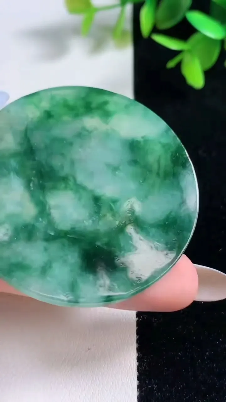 天然A货翡翠花无事牌镶嵌件 吊坠，尺寸49.8-4.4，重量:25.65g
11月11日