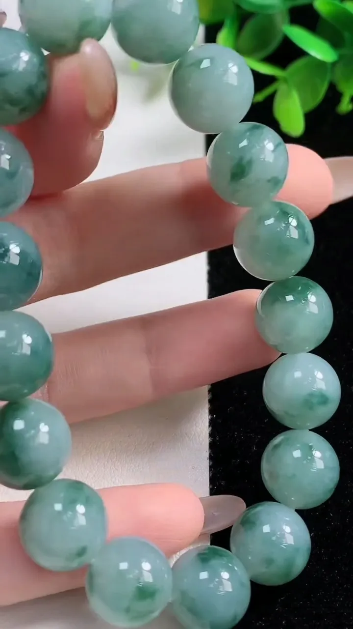 天然A货翡翠种飘花圆珠手串17颗，尺寸11.8，重量:49.94g11月11日
工厂直销收藏佳品,种