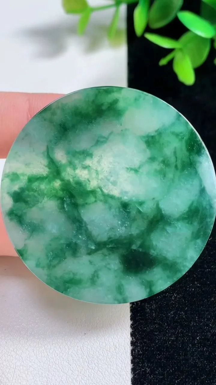 天然A货翡翠花无事牌镶嵌件 吊坠，尺寸49.8-4.4，重量:25.65g
11月11日