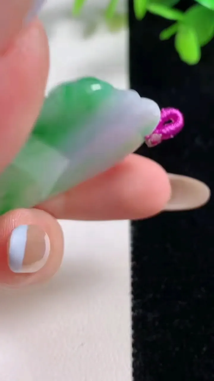 天然A货翡翠佛公吊坠，尺寸38-38.4-6.4，重量:15.04g
11月11日