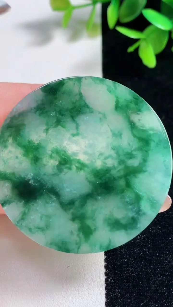 天然A货翡翠花无事牌镶嵌件 吊坠，尺寸49.8-4.4，重量:25.65g
11月11日