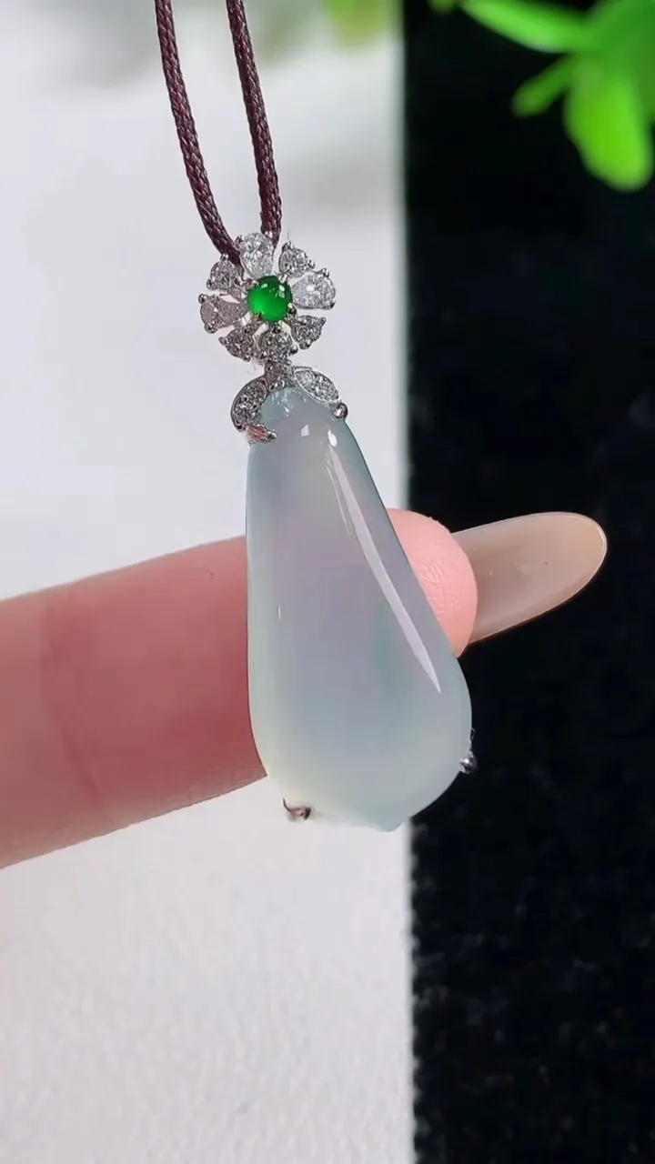 天然A货翡翠福瓜吊坠，尺寸28.6-20.5-10.6-6，重量:2.92g
11月11日