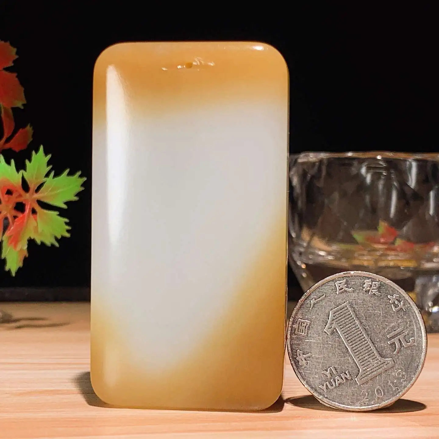 收藏级！新疆和田玉羊脂白且末糖平安无事牌挂件。 天地糖平安无事牌挂件。尺寸66/35/11重68克。玉质细腻油润。手推出油。佩戴高端典雅。lt251110