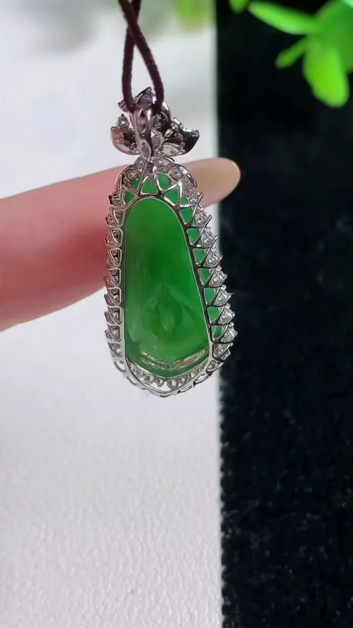 天然A货翡翠玉兰花吊坠，尺寸34-14-7裸石24-10.3，重量:3.11g
11月11日