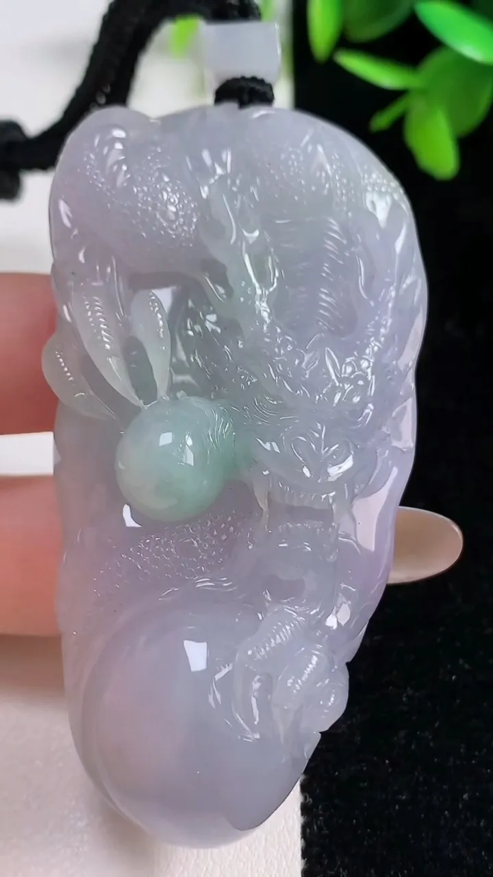 天然A货翡翠龙牌吊坠，尺寸68.4-34-14.8，重量:64.48g
11月11日