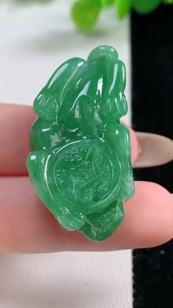 天然A货翡翠貔貅吊坠，尺寸35.4-18-12.2，重量:16.98g
11月11日