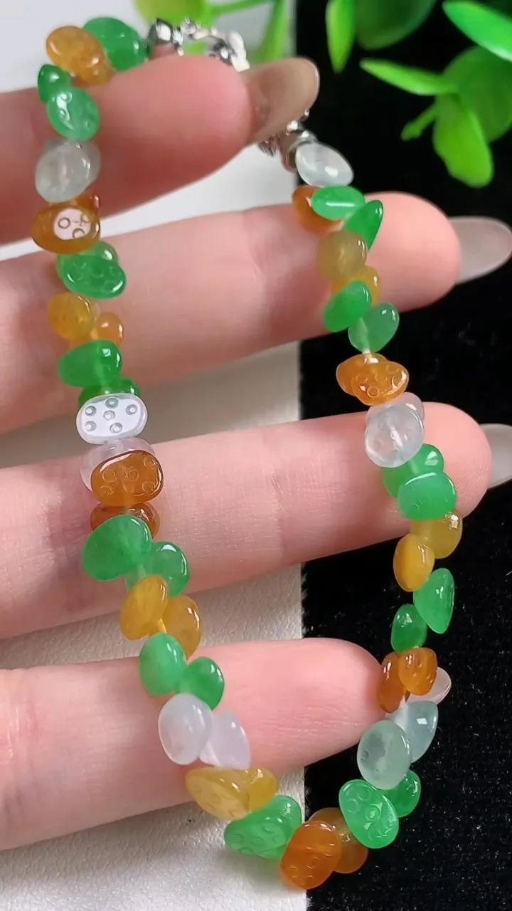 天然A货翡翠种三彩莲蓬手串58颗，尺寸6-4.8-3.3，重量:10.78g11月11日
工厂直销收藏佳品,种好水足，色泽均匀，有种有色，上手高大气！