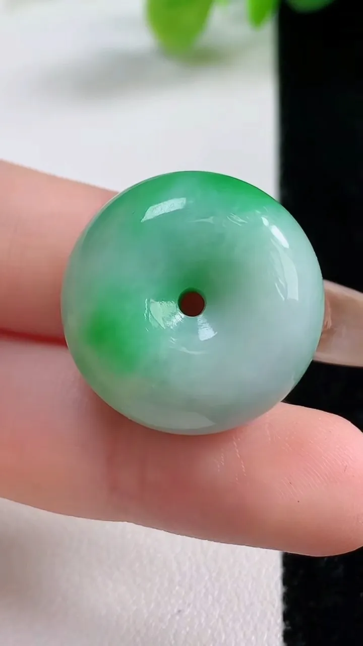 天然A货翡翠平安扣吊坠，尺寸23-12，重量:13.10g
11月11日