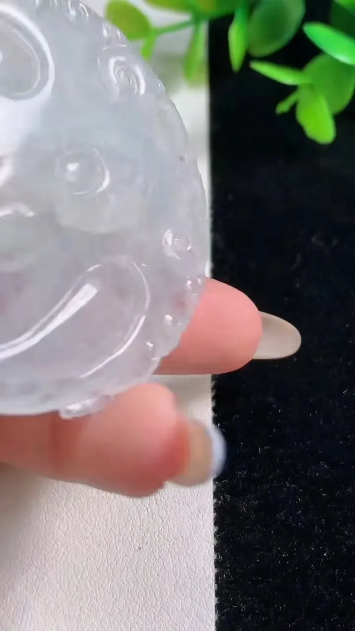 天然A货翡翠种飘花观音菩萨吊坠，尺寸54.7-53.3-5.4，重量:29.90g
11月11日