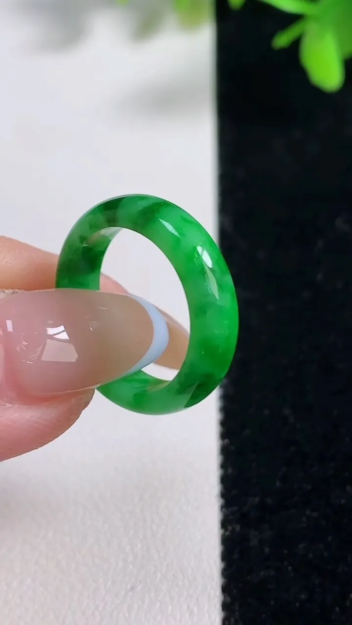 天然A货翡翠指环 戒指，尺寸16.6-4.9-2.5，重量:2.59g2025年11月11日
工厂直销收藏佳品,种好水足，色泽均匀，有种有色，上手高大气！