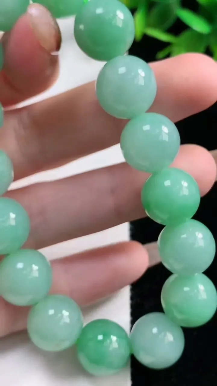 天然A货翡翠圆珠手串16颗，尺寸12.2，重量:52.52g11月11日
工厂直销收藏佳品,种好水足，色泽均匀，有种有色，上手高大气！