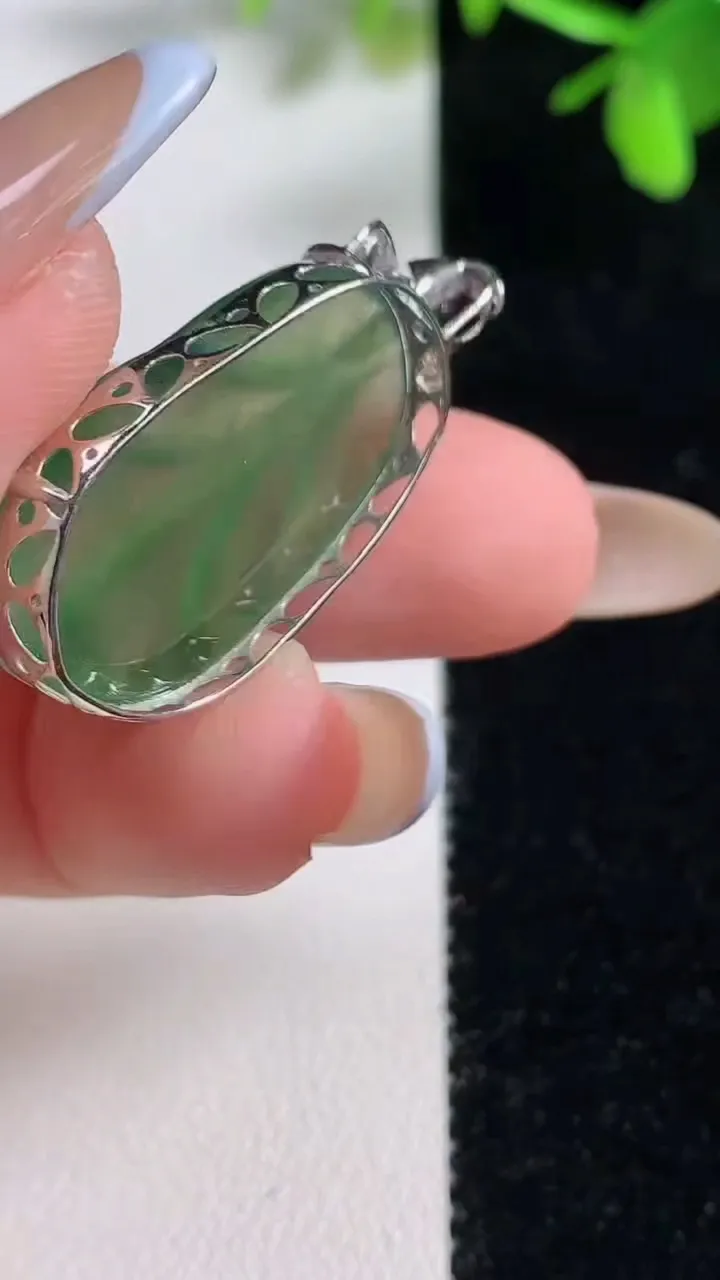 天然A货翡翠金枝玉叶 叶子吊坠，尺寸27-16.3-6.4，重量:4.61g
11月11日