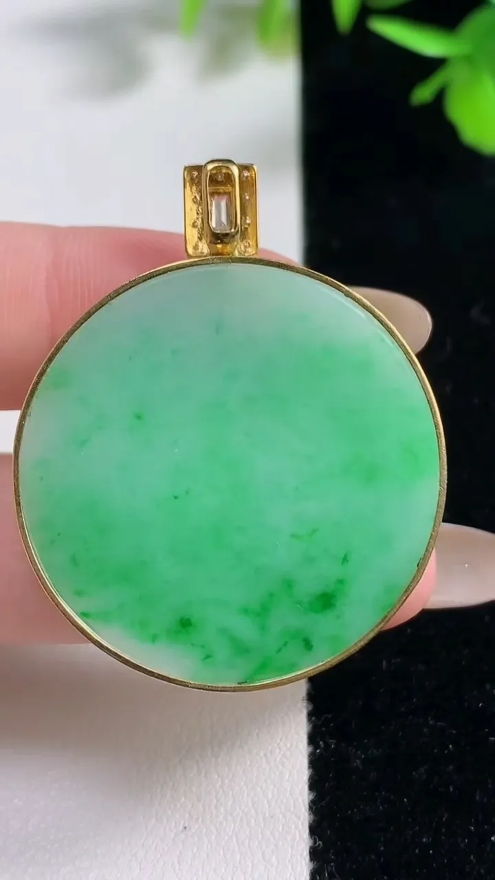 天然A货翡翠无事牌吊坠，尺寸33.8-3.8，重量:12.13g
11月11日