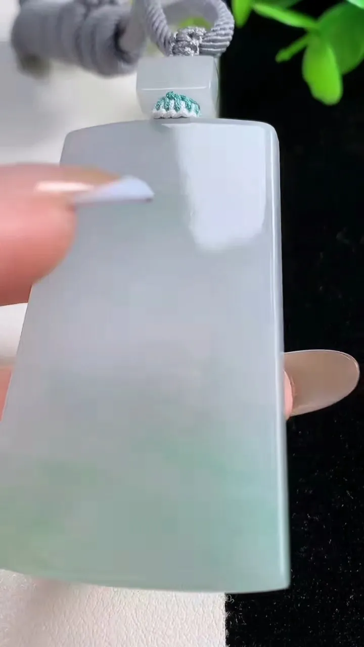 天然A货翡翠无事牌吊坠，尺寸56.6-34.3-5.4，重量:32.55g
11月11日