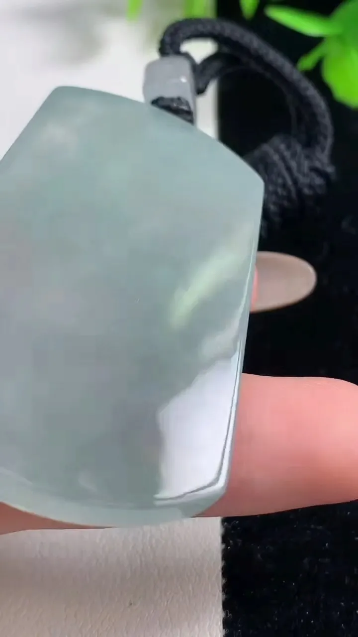 天然A货翡翠仿古无事牌吊坠，尺寸51-34.8-5.7，重量:30.06g
11月11日