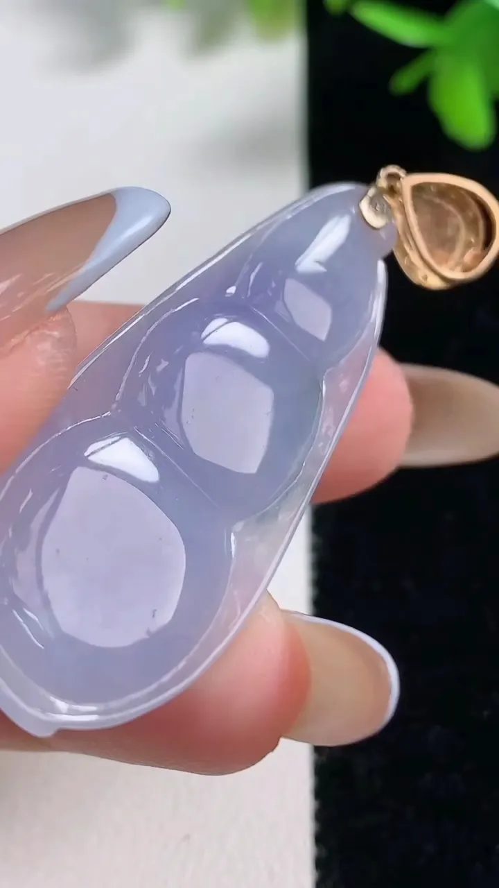 天然A货翡翠种紫罗兰 飘花福豆吊坠，尺寸45.2-18.3-7，重量:10.84g
11月11日