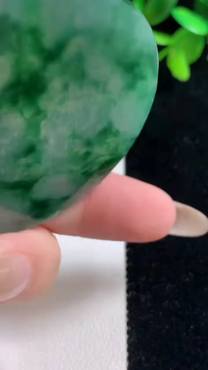 天然A货翡翠花无事牌镶嵌件 吊坠，尺寸49.8-4.4，重量:25.65g
11月11日