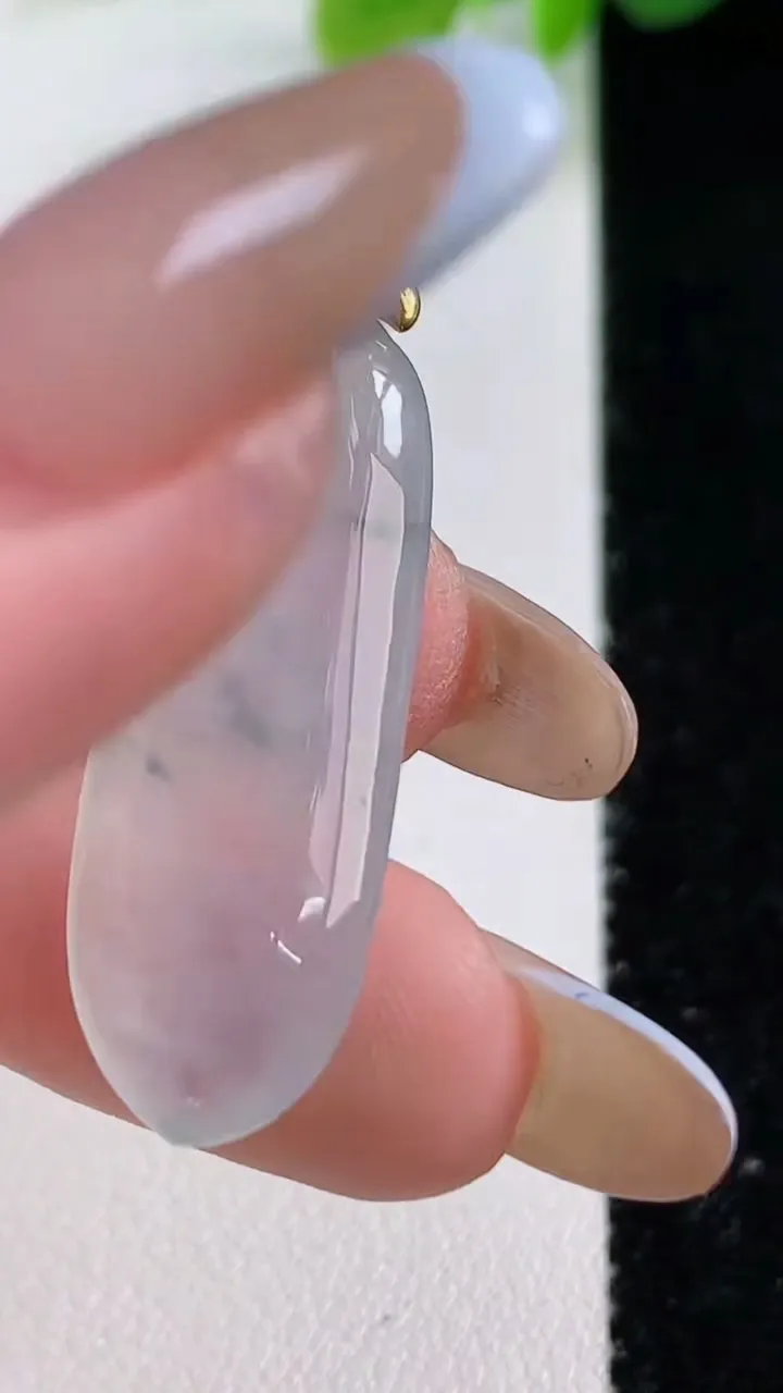 天然A货翡翠种飘花福瓜吊坠，尺寸33-11.5-4.8，重量:3.80g
11月11日