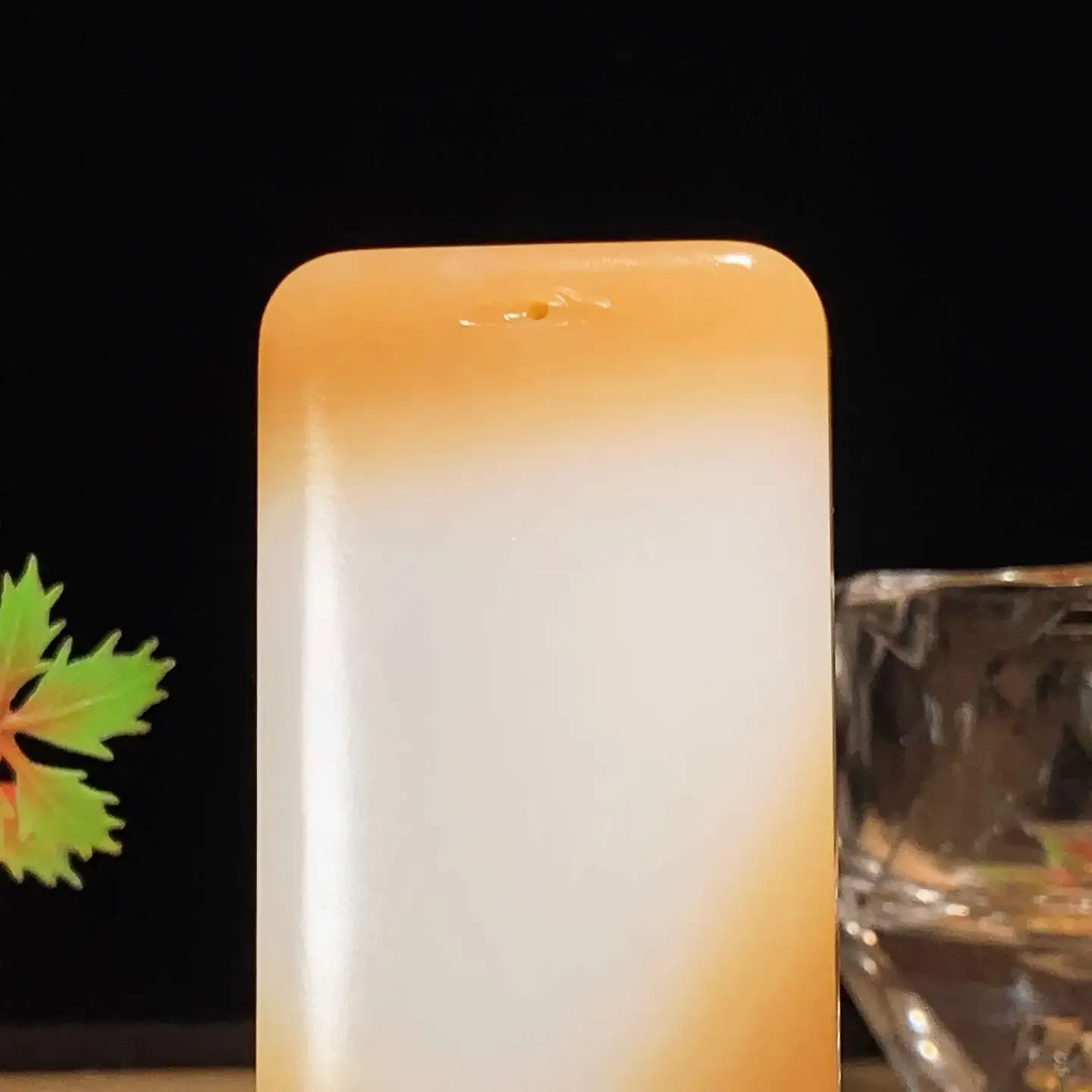 收藏级！新疆和田玉羊脂白且末糖平安无事牌挂件。 天地糖平安无事牌挂件。尺寸66/35/11重68克。玉质细腻油润。手推出油。佩戴高端典雅。lt251110